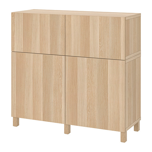 Mueble de madera clara, BESTÅ. Dos secciones con cuatro puertas, forma rectangular, diseño robusto.