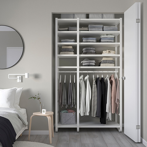Armario ELVARLI blanco con estantes y percheros, junto a la cama king, diseño moderno y minimalista