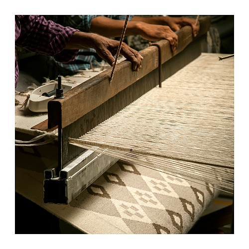 Alfombra neutra, gris y crema tejida a mano; Telar de madera, diseño intrincado.
