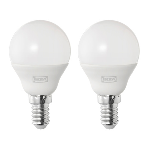 Dos bombillas led redondas de ikea, blancas, base metálica, forma estándar, diseño liso.