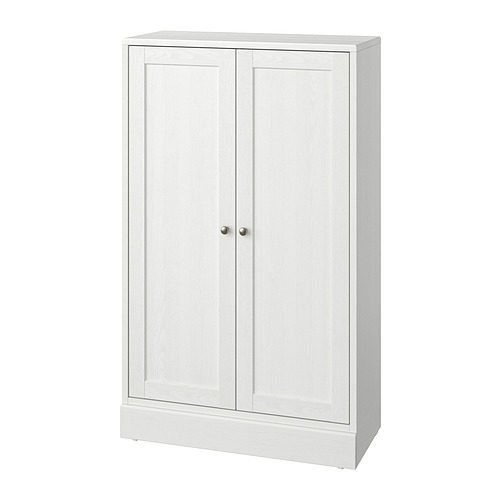 Un armario de almacenaje HAVSTA de pino blanco, de diseño rústico con dos puertas de cierre suave y estanterías variables.