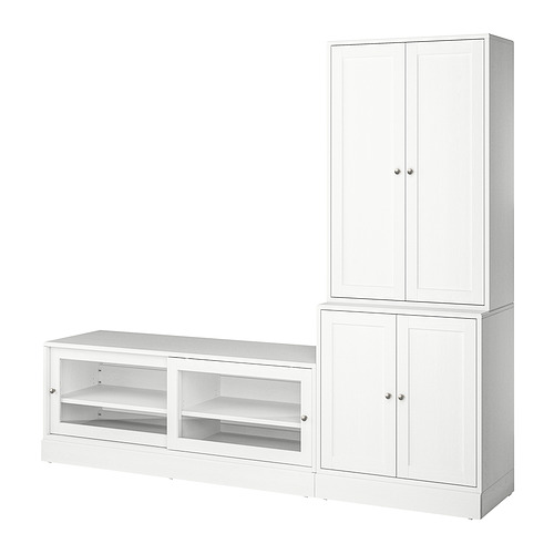 Mueble de TV y mueble HAVSTA blanco, con paneles de madera de pino y vidrio, que ofrecen un encanto rústico y un almacenamiento organizado.