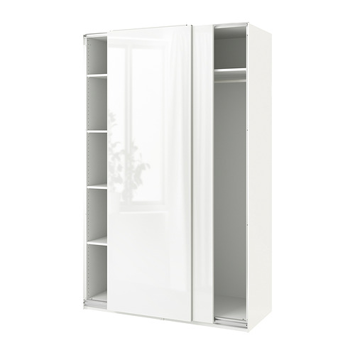 Un armario PAX blanco de ikea con puertas correderas y estantes interiores.
