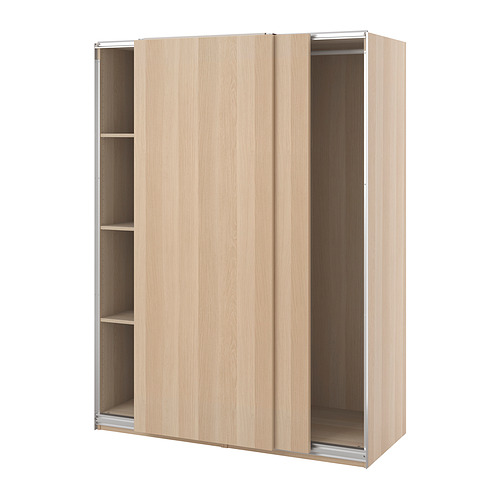 Armario PAX de ikea pino claro con puertas correderas y estantes.