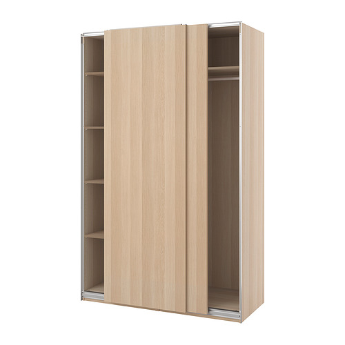 Descubre el armario PAX de ikeas en beige claro. Puertas correderas e interior modular, ideales para espacios modernos.