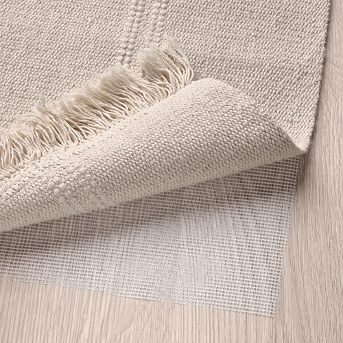 Una alfombra tejida con un respaldo de malla antideslizante para una colocación segura en varios tipos de pisos. Lavable a máquina para facilitar la limpieza.