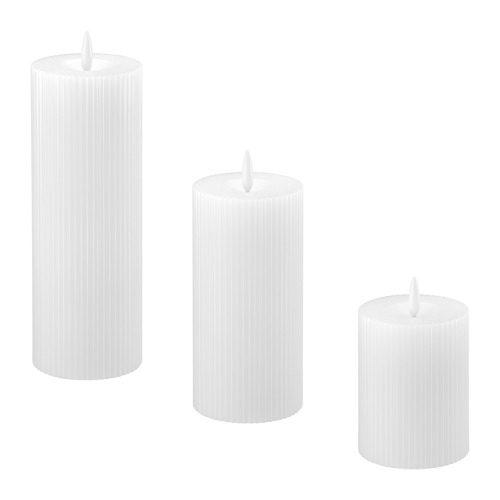 Tres velas led blancas de SILVERMÅS , de diferentes alturas, diseño acanalado, agrupadas.