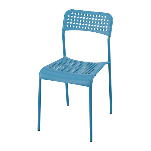 Una silla sandberg azul con asiento y respaldo perforados, diseñada para ser apilada y facilitar la limpieza.