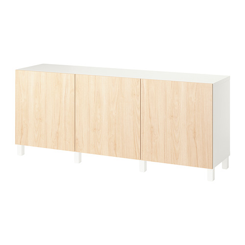 Un aparador de madera blanca y clara con cuatro puertas de forma rectangular.