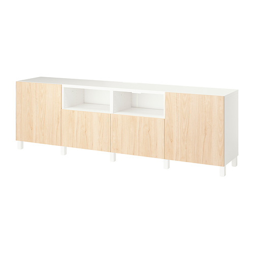 Un banco de tv BESTÅ de ikea en blanco y madera clara. Cuenta con estantes ajustables y compartimentos abiertos con un diseño moderno.