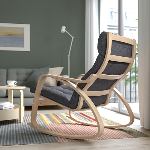 Cómoda mecedora con estructura de madera curvada y asiento acolchado, ideal para relajarse en una acogedora sala de estar.