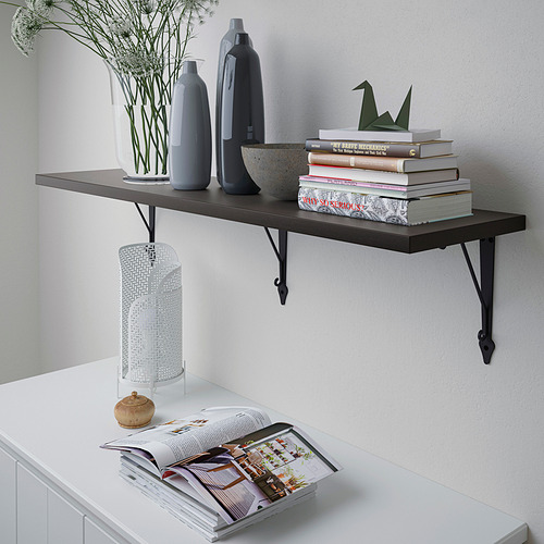 La estantería montada en la pared exhibe libros, jarrones y decoración. Fijado de forma segura, utiliza el espacio de la pared de manera eficiente.