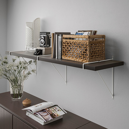 Estantería de pared con libros y cesta, que muestra varios artículos. Soportes visibles, que soportan la estantería.