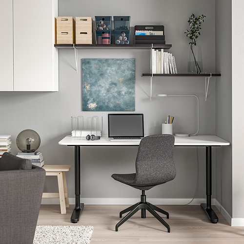 Moderna oficina en casa con estantes, escritorio, computadora portátil y planta BERGSHULT.