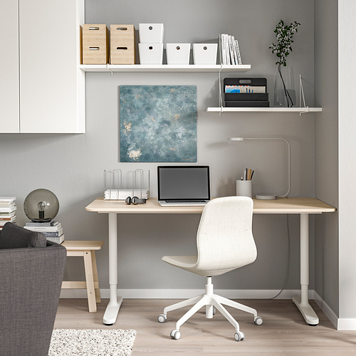 Espacio de trabajo con estanterías, cajas, libros, escritorio, portátil, silla, decoración BERGSHULT.