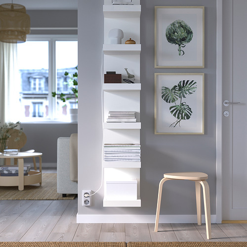 Estantería blanca LACK con libros y decoración al lado de la puerta, dos estampados de la naturaleza.