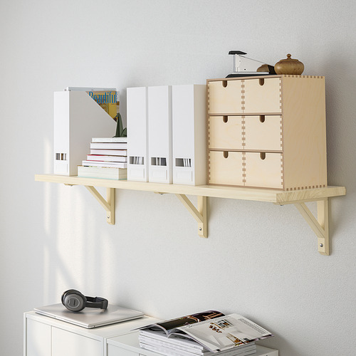 Una estantería montada en la pared muestra libros y una caja de madera. Diseño minimalista con funciones de almacenamiento y visualización.