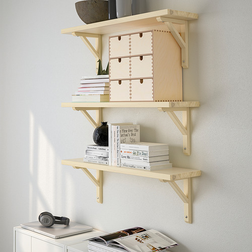 Estanterías de madera con libros, cajas, plantas, jarrones, auriculares.