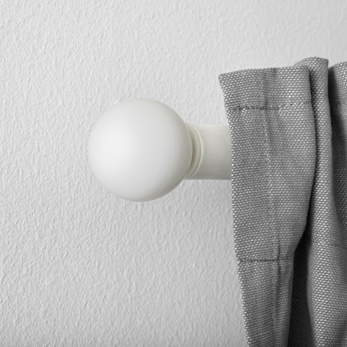 Remate de cortina esférica blanca unido a una cortina gris.