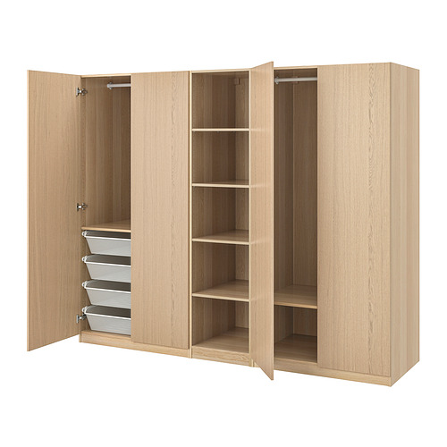 Armario PAX de madera de tres puertas con estantes y cestas.