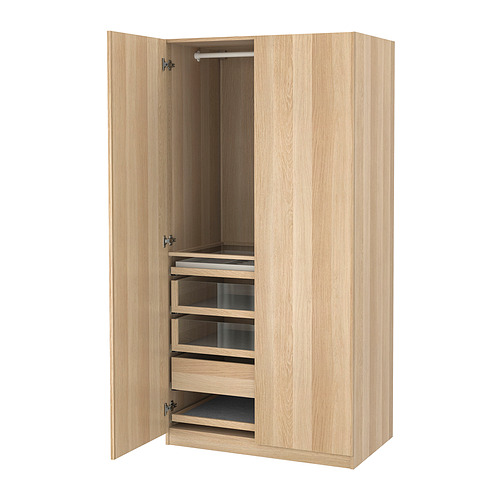 Armario PAX: roble claro, madera, rectangular, puertas abiertas que muestran cajones y estantes.