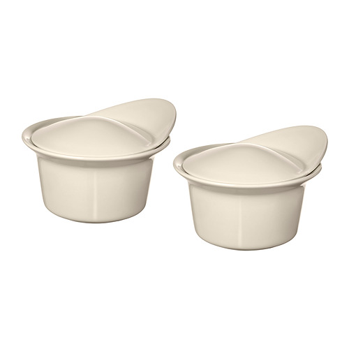 Dos cuencos de cerámica blanca con tapa. Forma redonda, acabado liso. Ideal para hornear o servir.