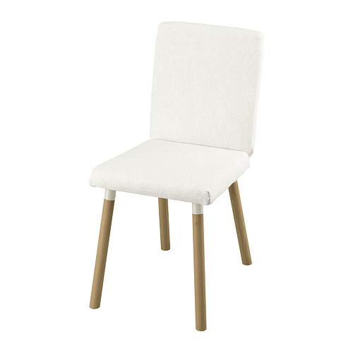 Una silla TONSTAD blanca con patas de madera. Cuenta con un respaldo y un asiento de felpa para mayor comodidad. El diseño es moderno y minimalista, perfecto para cenar.
