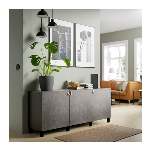 Sala de estar moderna con aparador gris BESTÅ con plantas, decoración y estilo para un ambiente acogedor.