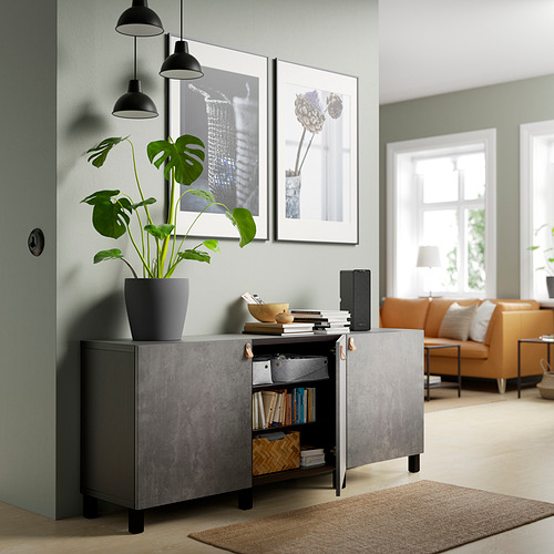 Salón moderno con aparador BESTÅ: planta, libros, arte.