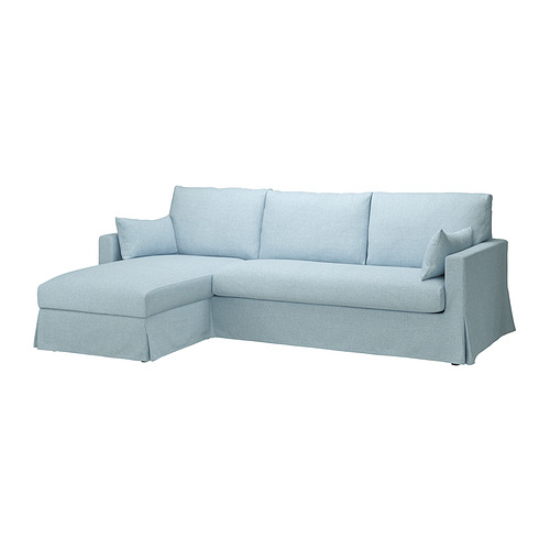 Sofá azul claro en forma de L con cojines, diseño moderno.