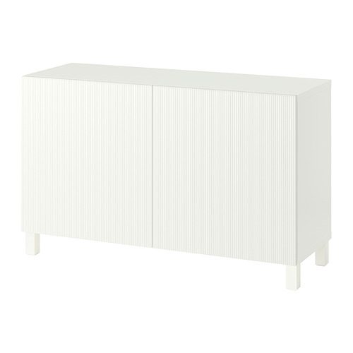 Aparador blanco BESTÅ con tres puertas y patas simples.
