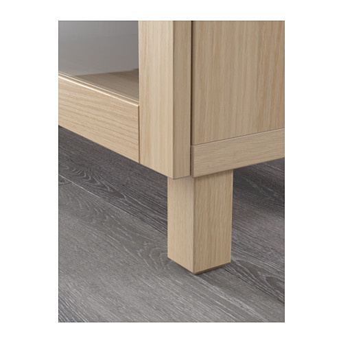 Moderno armario de madera con elegantes acabados de color claro que ofrecen un amplio espacio de almacenamiento.