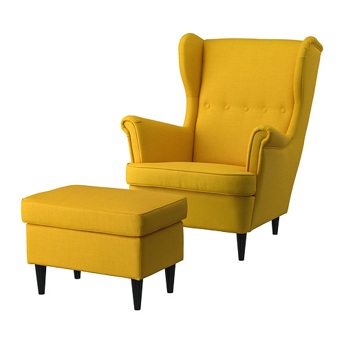 Sillón orejero STRANDMON de color amarillo brillante y otomana a juego, con cojines de felpa y elegantes patas de madera.
