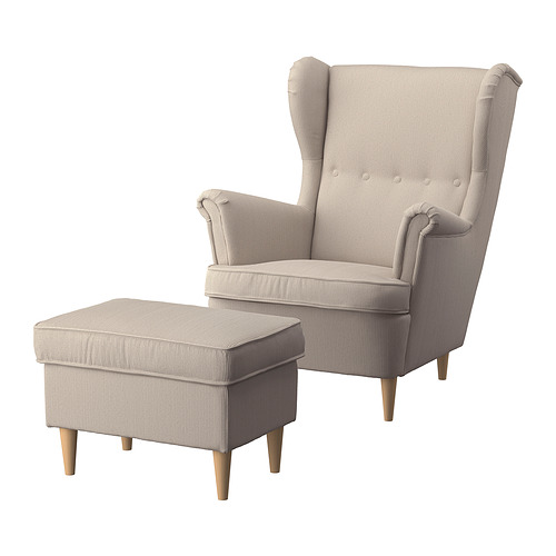 Sillón orejero y reposapiés STRANDMON. Tela de rayas beige, patas de madera. La silla tiene respaldo alto, brazos enrollados. El reposapiés está acolchado.