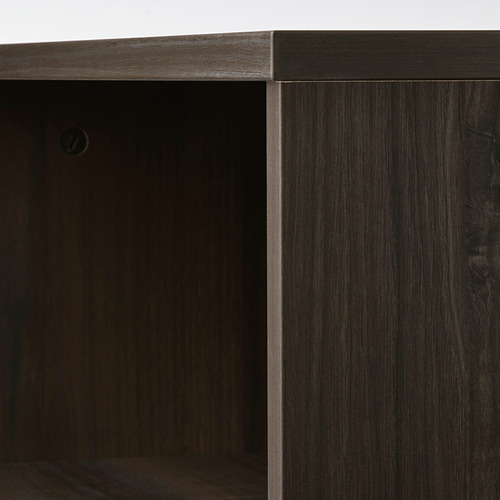 Muebles de madera oscura con bordes elegantes, acabado liso y textura de grano visible.