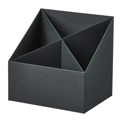 Un organizador de cubos FJÄDERHARV, gris oscuro, hecho de cartón reciclado con cuatro compartimentos para el almacenamiento en el escritorio.