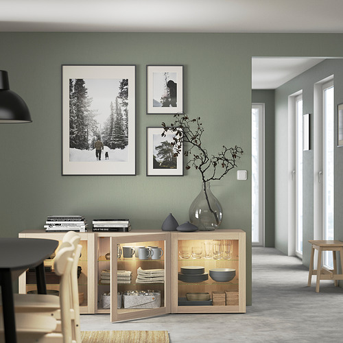 Comedor moderno con aparador, vajilla y sillas BESTÅ.