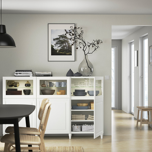 Comedor moderno con aparador BESTÅ, lámpara colgante y decoración minimalista.