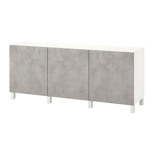 Un aparador BESTÅ blanco y gris claro con tres armarios y patas.