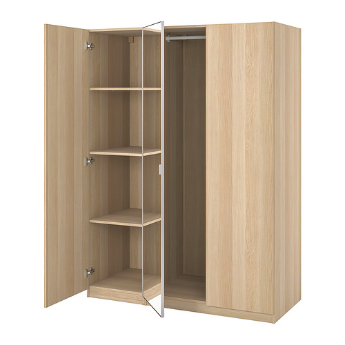Mobiliario: Armario PAX, marrón claro, de madera, rectangular, puertas abiertas que muestran estantes.