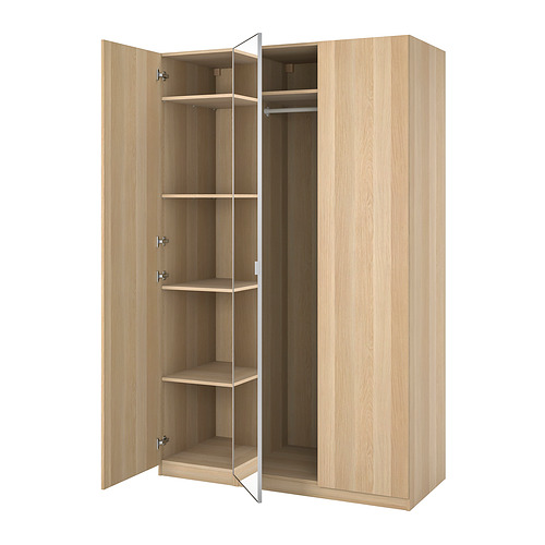 Un armario alto y claro de madera llamado PAX con puertas abiertas que revelan estantes vacíos y una barra para colgar en el interior.