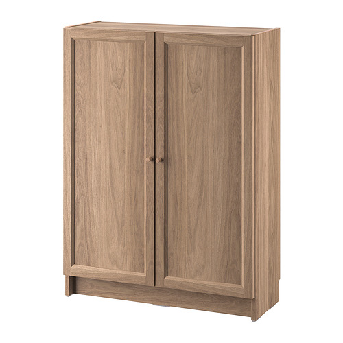 Librería BILLY: marrón claro, acabado en madera, rectangular, dos puertas cerradas, diseño sencillo.