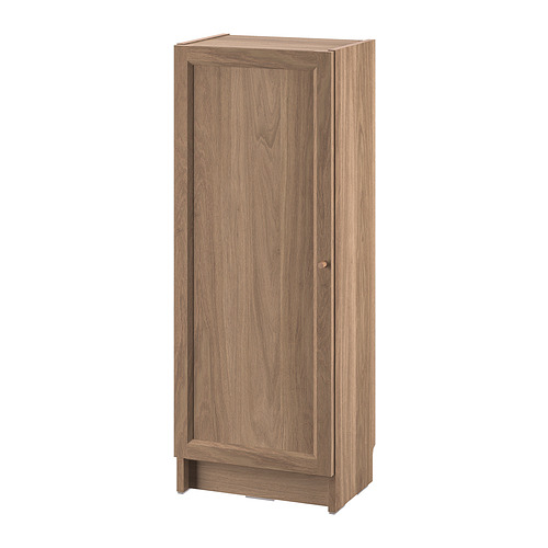 Librería BILLY: mueble de almacenaje alto, marrón claro, de madera, de una sola puerta y diseño sencillo.