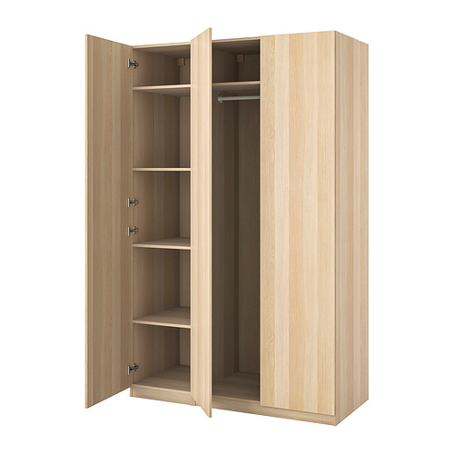 Armario de madera clara, PAX by IKEA. Alto, dos puertas abiertas, tres estantes cada una, una barra de ropa.