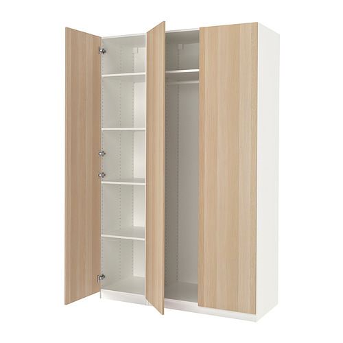Un armario abierto PAX de ikea en blanco y madera clara, con un sistema de almacenamiento interno organizado con estantes y una barra para colgar.