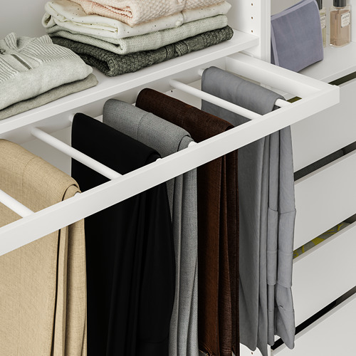Armario organizado con percha de pantalón extraíble que sujeta varios pantalones de forma ordenada.