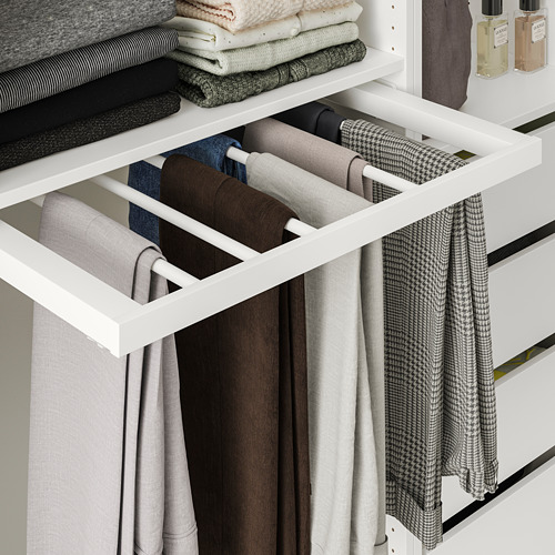 Armario blanco con percha extraíble para pantalones con varios pares de vaqueros y pantalones.