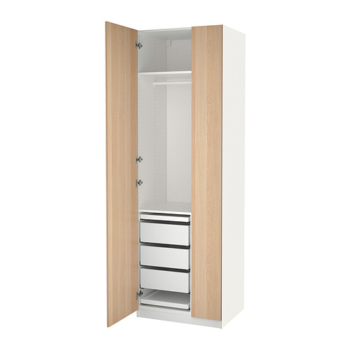 Armario PAX blanco y textura madera. Dispone de múltiples cajones y compartimentos, colocados verticalmente. Un diseño elegante y moderno.