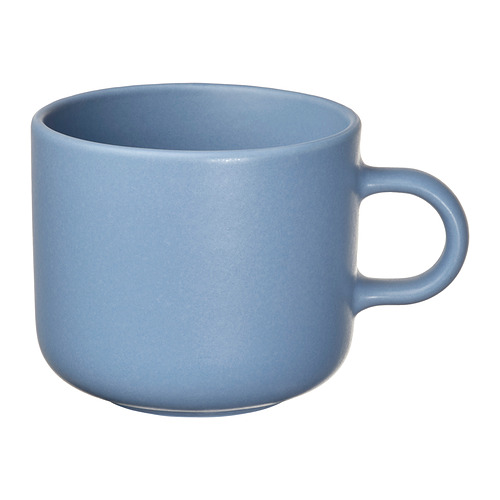 Taza de cerámica azul de diseño sencillo y cómoda asa. Ideal para el uso diario por su forma redondeada y su acabado liso.