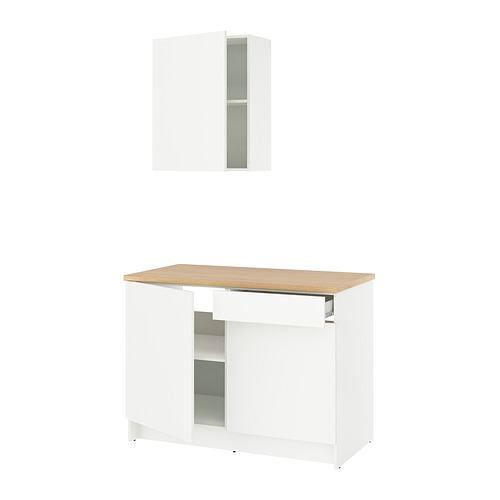 Un mueble de cocina KNOXHULT blanco con encimera de madera clara, con un armario bajo con estantes y un cajón, y un mueble de pared superior, elegante y moderno.